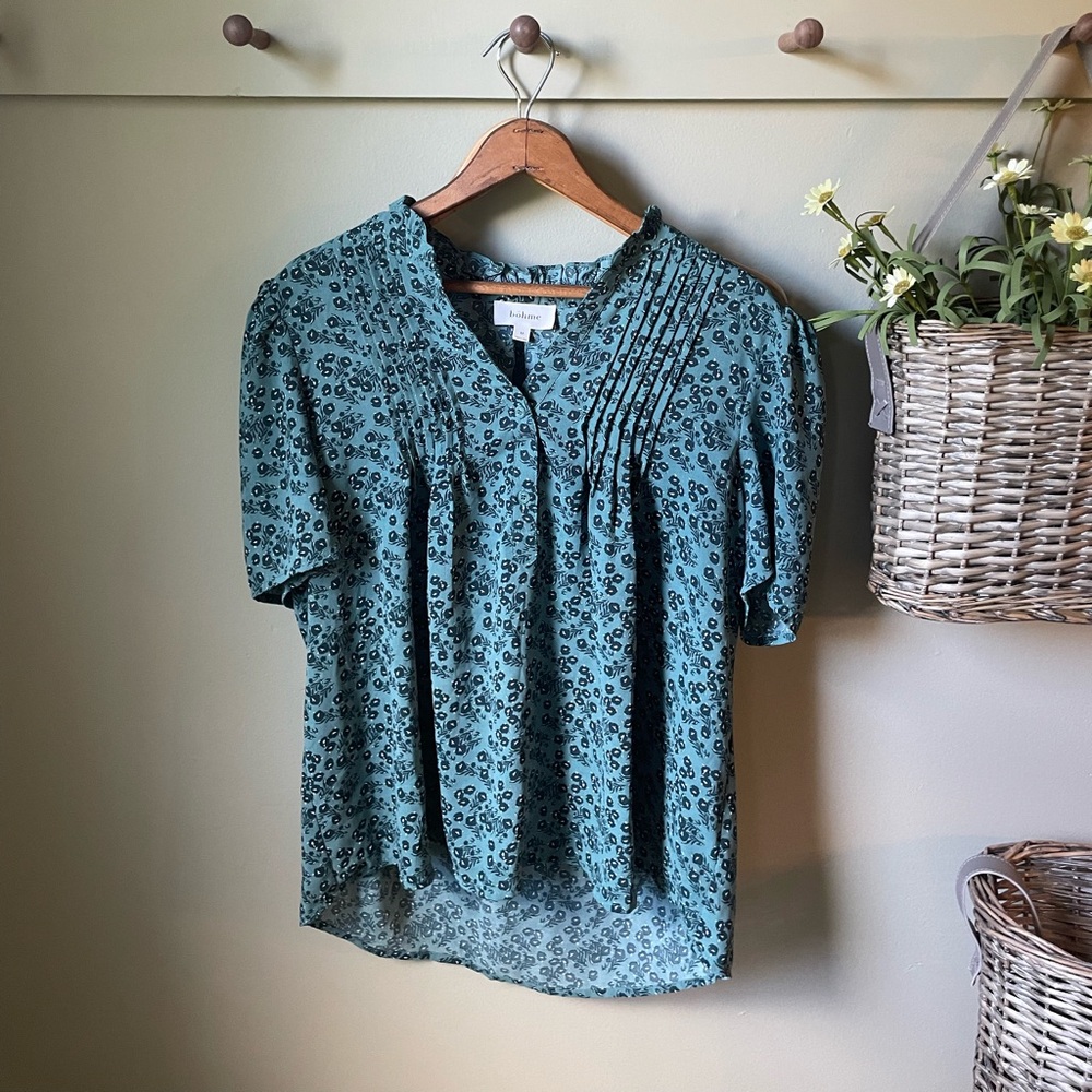Bohme~ Blue floral blouse, great for workwear. Perfect condition!